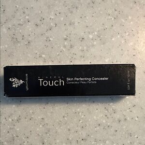 Younique Mineral Touch Concealer - Black Packaging